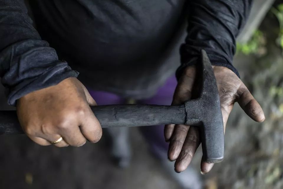 月薪2500,记录哥伦比亚祖母绿矿区女矿工的艰辛生活