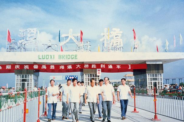 砸几十亿在荒无人烟之地建城，14年才赚3000万，今地皮赚回数千亿