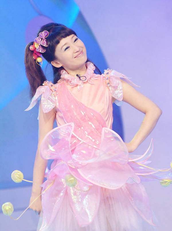 高龄生子、嫁神秘富商、退休成网红，“童年回忆”们变样了吗？