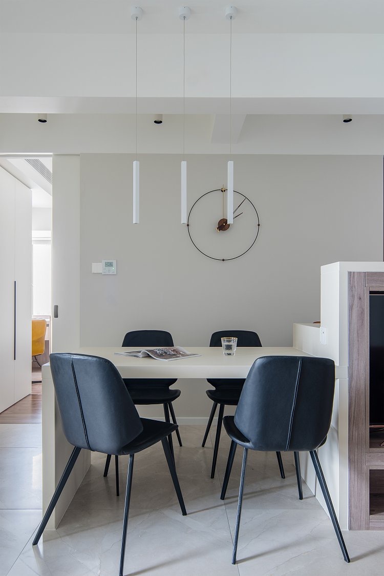 不走寻常路不坐寻常凳,客厅摆放餐桌椅效果图南北通透