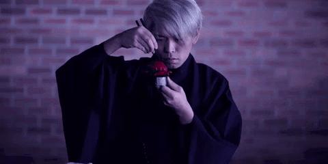 他说自己不是日本匠人，而是和果子艺术家，他做的和果子不忍吃掉