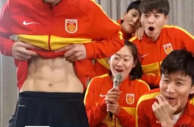 女足的腹部肌肉与男足对比,中国男足完败韩国男足