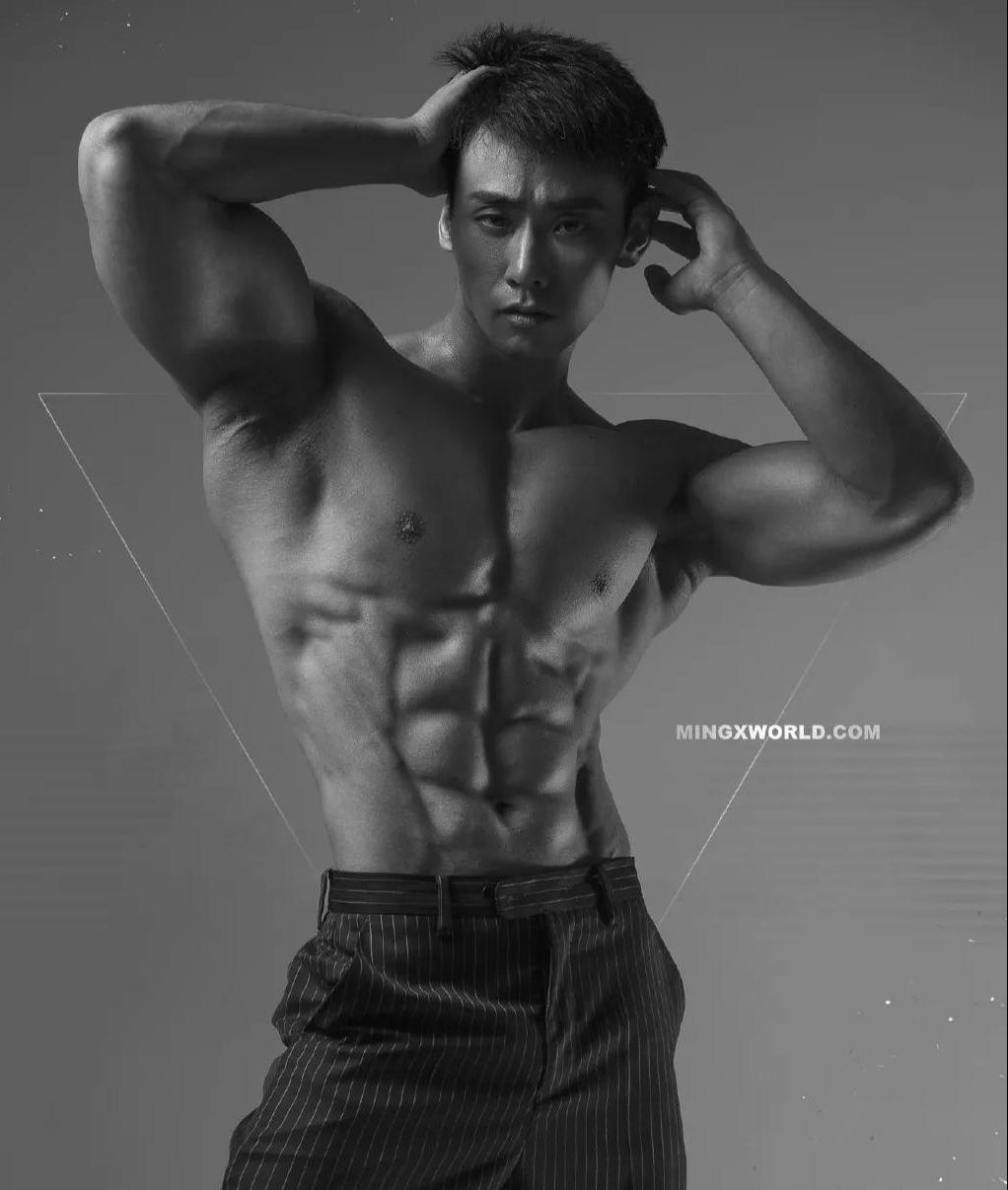 正太脸金刚身，36岁重庆小伙的肌肉身材太惹眼，保养的太好了