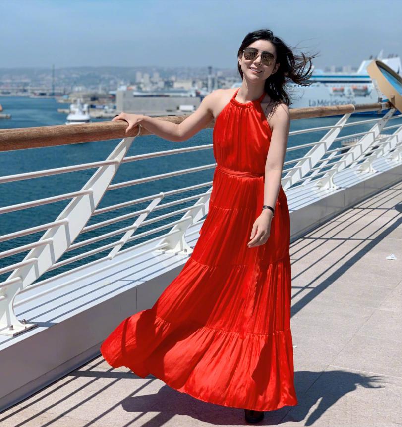 李小萌穿深v领亮片连衣裙亮相,李小萌穿着黑色裙子戴束腰