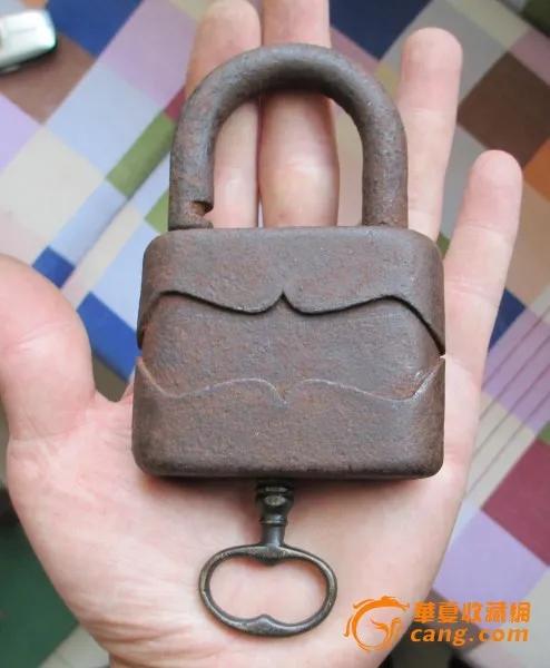 大门上挂着很多东西,三环大门挂锁6把钥匙