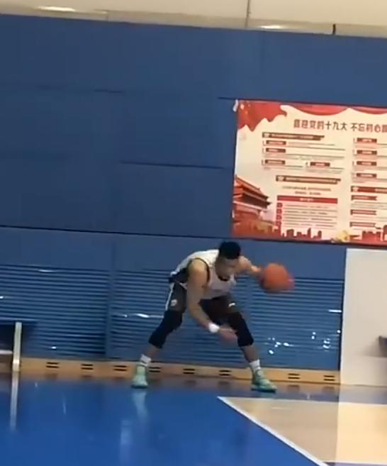 男篮2大争议后卫，曝光最新训练片段，郭少苦练运球，赵睿练中投