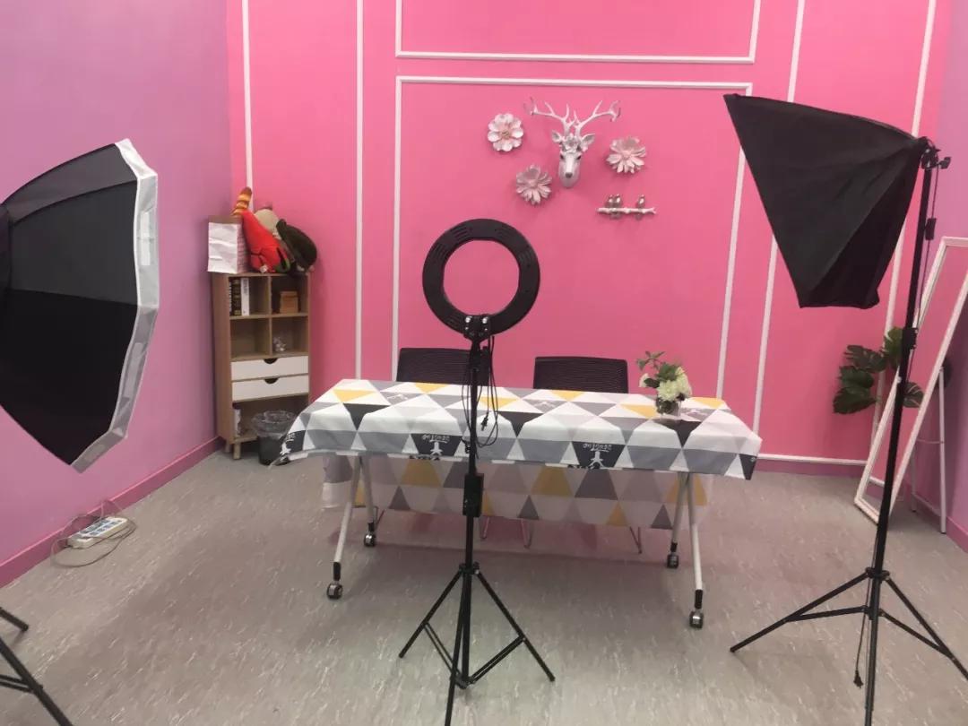 “蜂巢”里的秀场主播:再过5年,想变成李佳琦