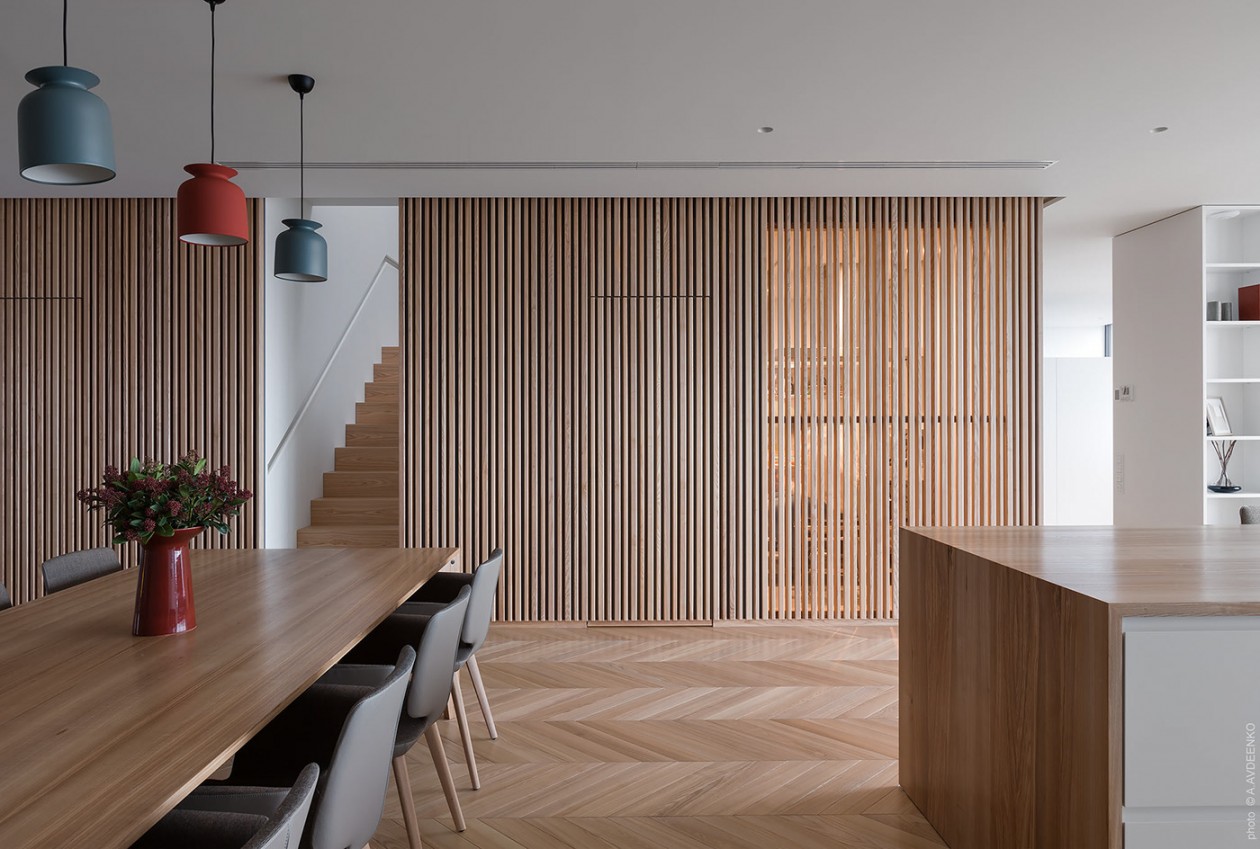 原木地板全屋搭配白色家具效果图,七里河中式原木整装全屋家具定制