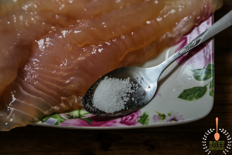 煎鱼时，这一步很多人都弄错了，难怪鱼粘锅，原来要这样做才对