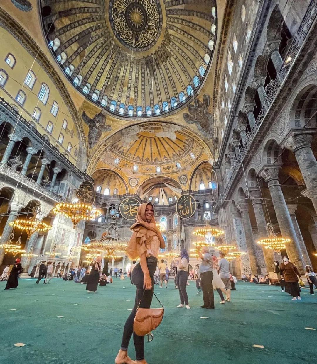 意大利宅男女神！36D好身材，700万粉丝被她撩疯了