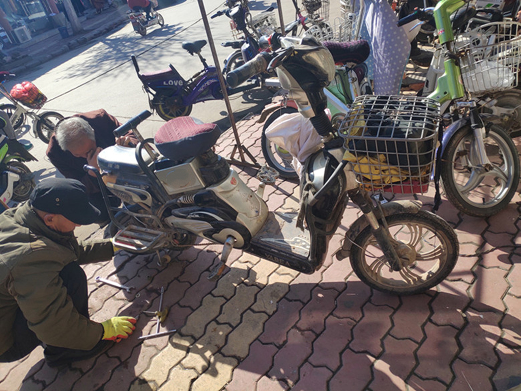 电动车电瓶60v20a放多少修复液,电动车电瓶加蒸馏水还是加修复液