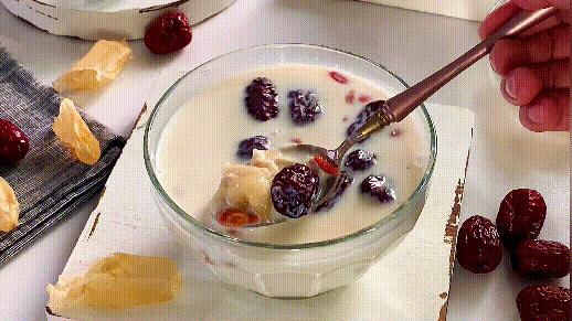 三月女人节带你制作几款美颜甜品,做个美味的花胶炖牛奶