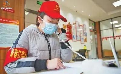 社区志愿者为居民疫情期间送物资,武汉居民志愿者行动