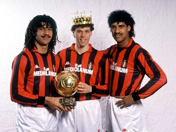 小梁观世界丨绿茵场里的“橙色闪电”