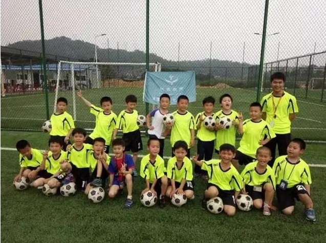 里皮刚走青少年足球就出事！小孩冲突家长互踹，国足还有希望吗？