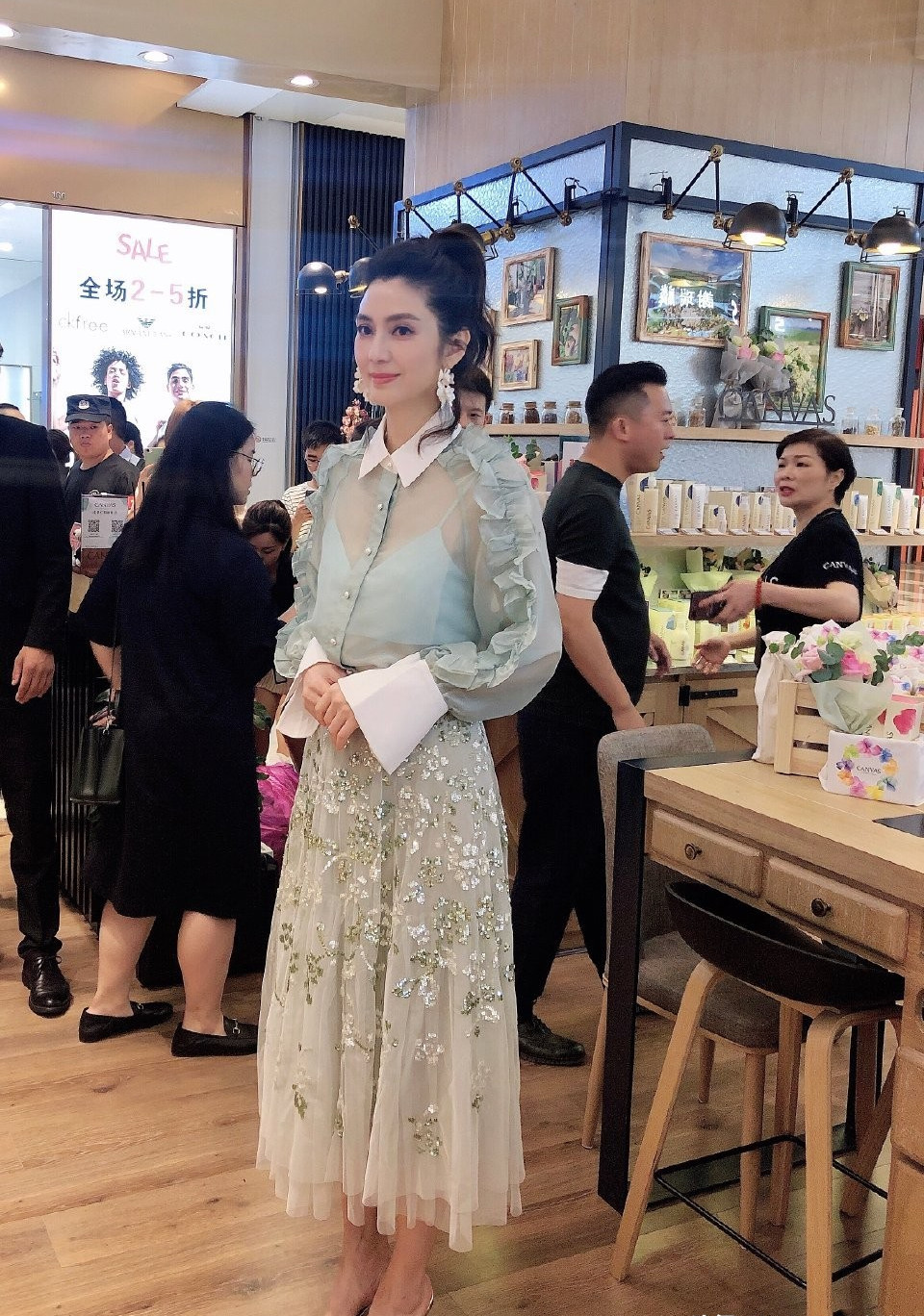 洪欣19-52岁荧幕混剪,48岁洪欣穿刺绣纱裙