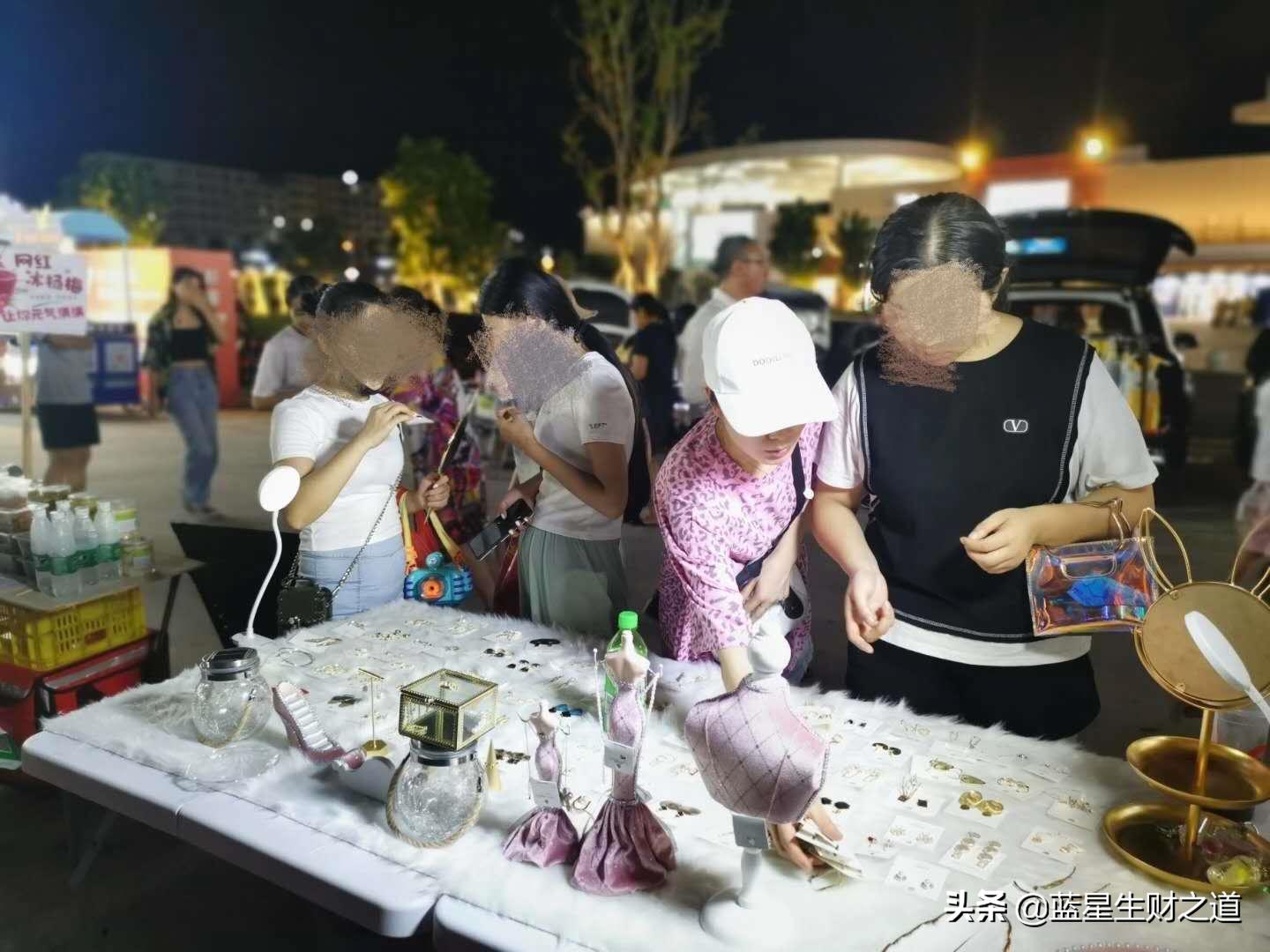 摆摊卖耳饰生意惨淡24年,摆地摊耳环卖18一对贵吗