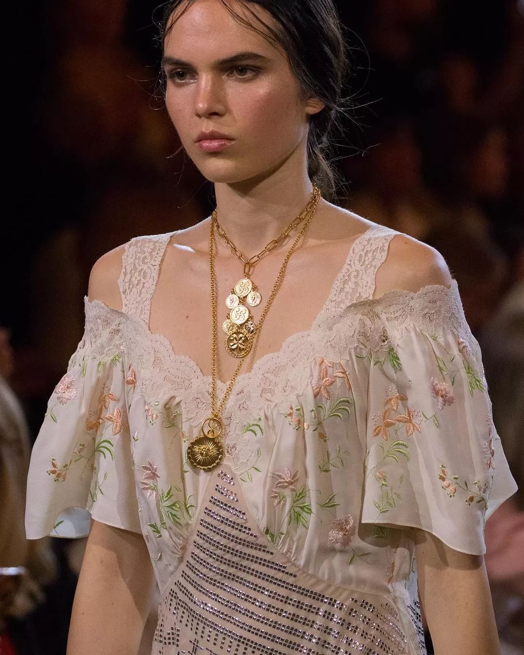 戴腻了千篇一律的珍珠星星饰品？换这5款饰品levelup你的穿搭