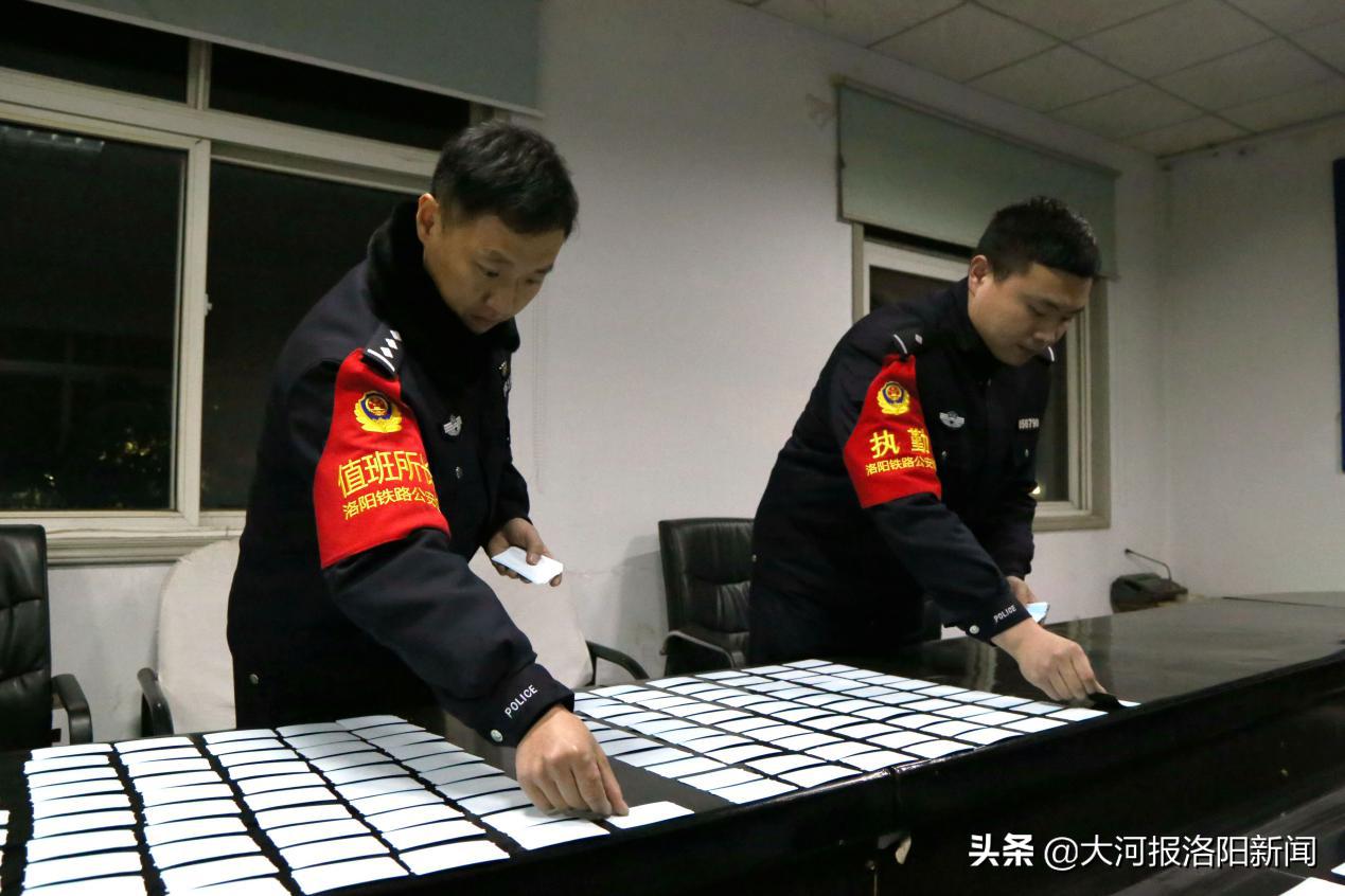 女子制作假火车票 (女子自学造假火车票)