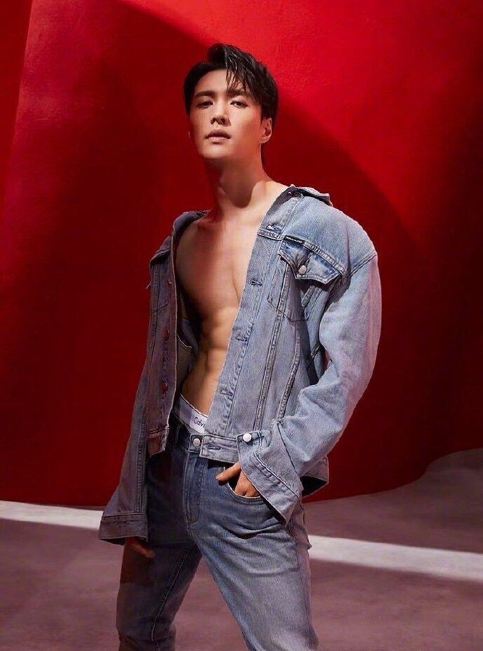 张艺兴放大招了！CK*裤内**代言大秀肌肉，粉丝们要顶住呀