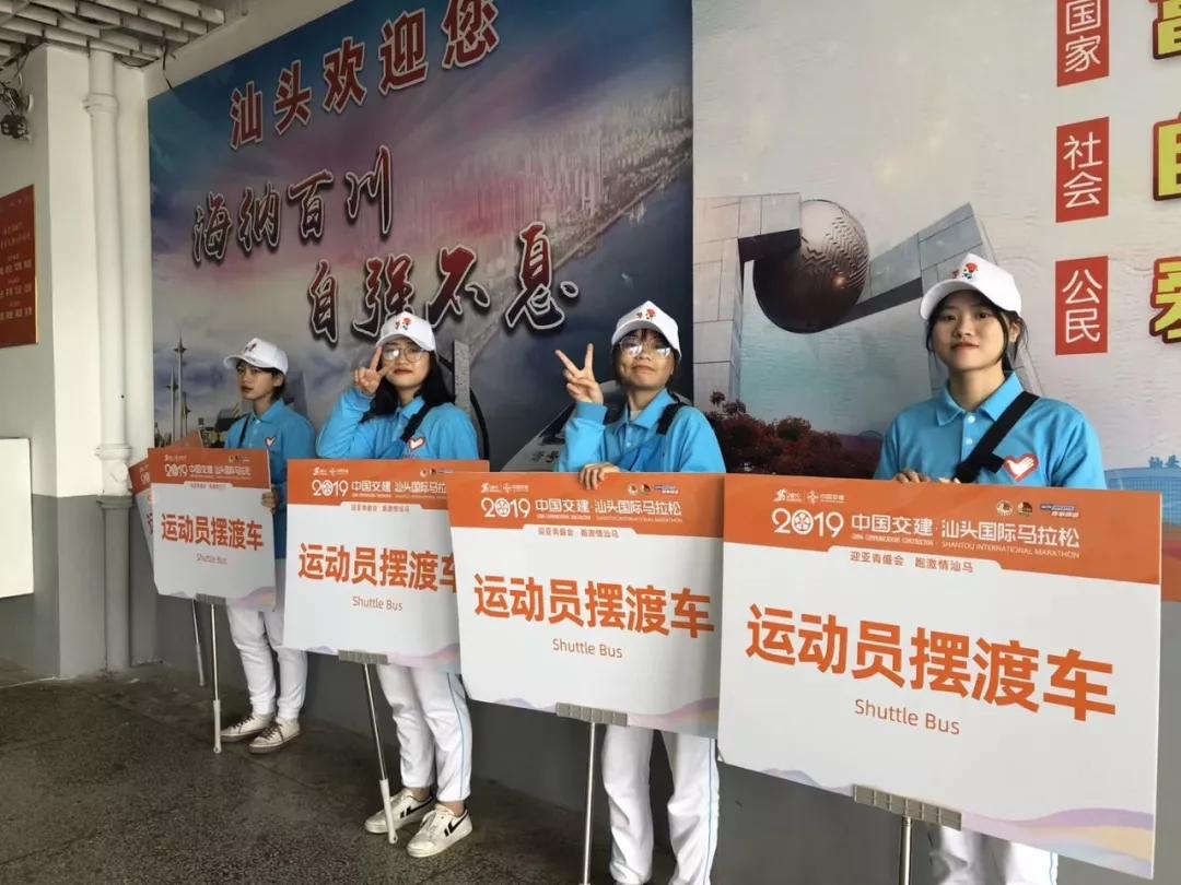 在街头当志愿者,凌晨四点出门当志愿者