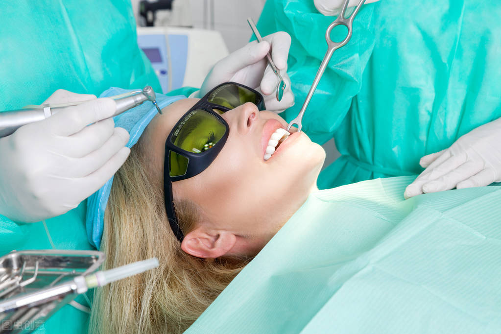 美白牙膏和美白牙贴哪个好,牙齿美白凝胶排行冷光美白