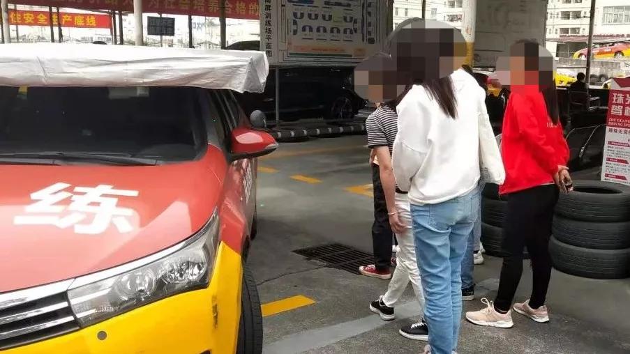 学员左右不分的搞笑教学,驾校学员左右不分