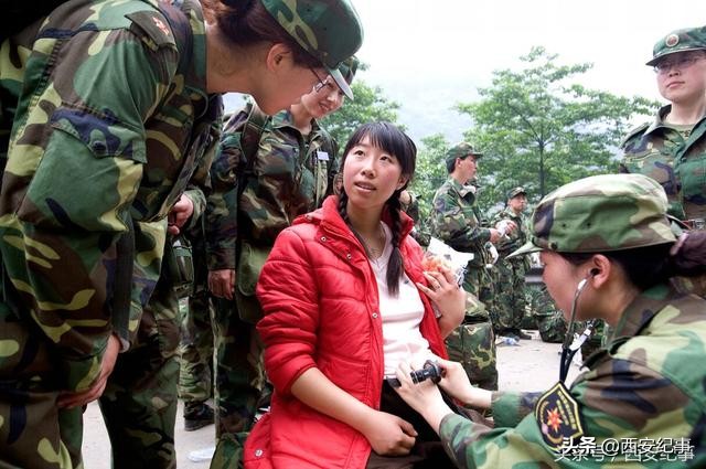 编造虚假故事或经历,编造的故事