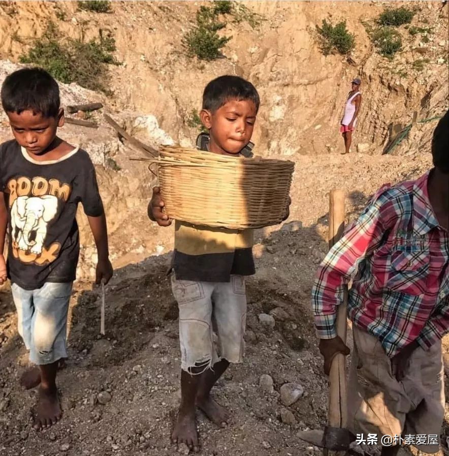 残酷真相：你包里的高光眼影，是无数4岁孩子拿命换的