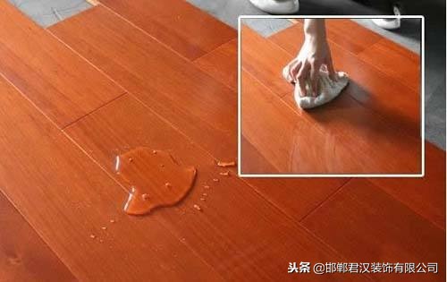 瓷砖地板发霉变黑怎么处理,地板发霉30秒解决