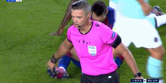 梅西眼里满是留恋,梅西错失单刀望眼欲穿的眼神