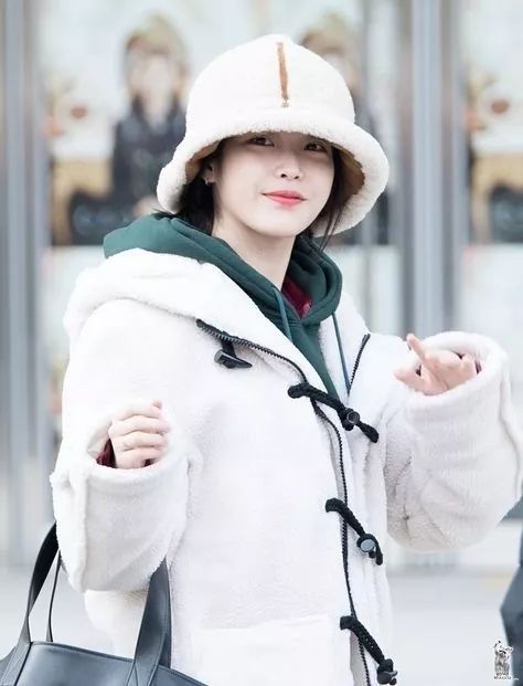 周冬雨少年的你演技混剪,少年的你幕后剧组陪周冬雨剃寸头