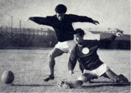 开国元勋的足球情结：毛*东泽**曾当过守门员，贺龙一怒之下解散国足