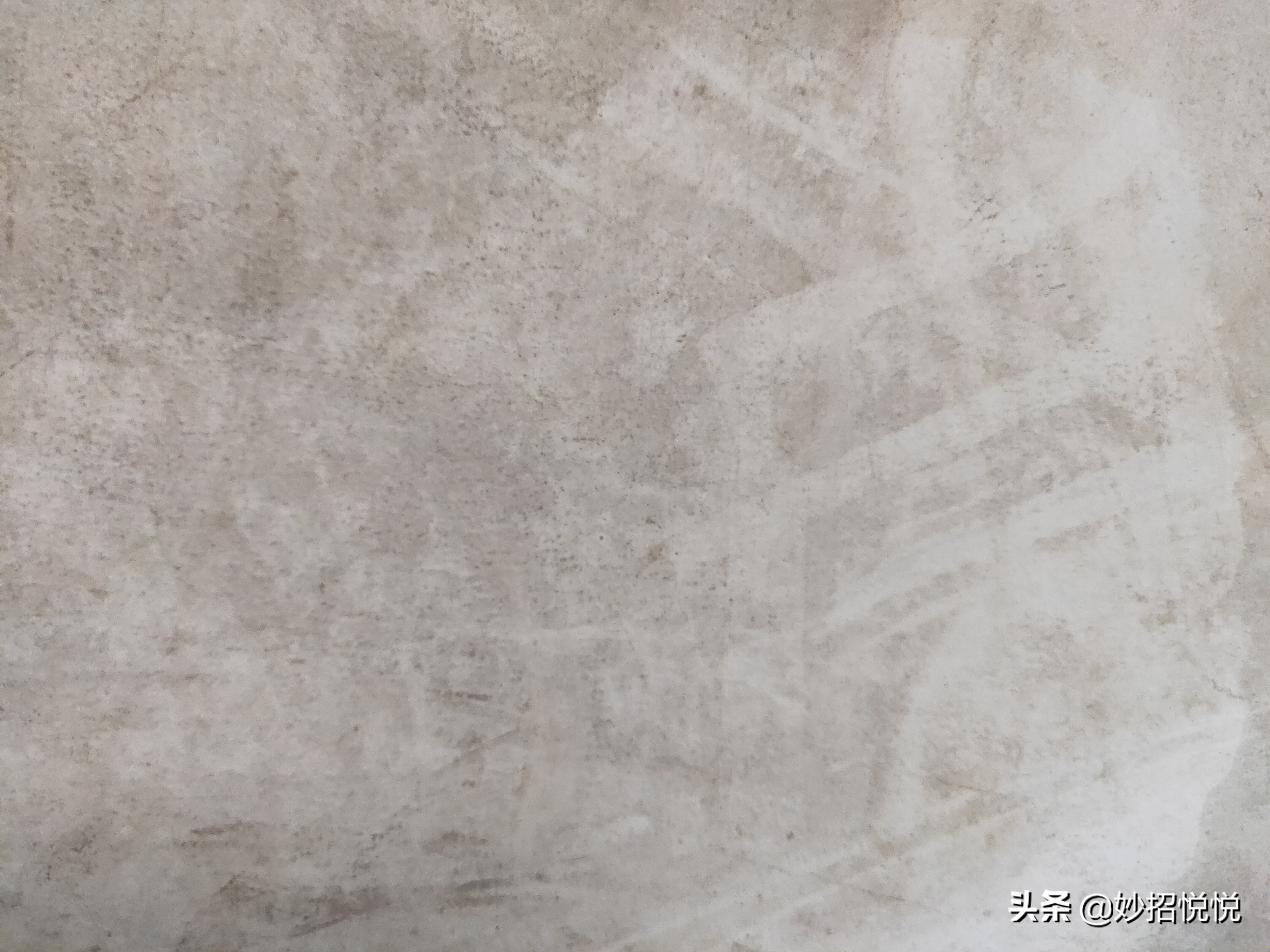 回南天返潮墙上长霉斑如何处理,屋内墙壁返潮长霉斑可能致癌吗