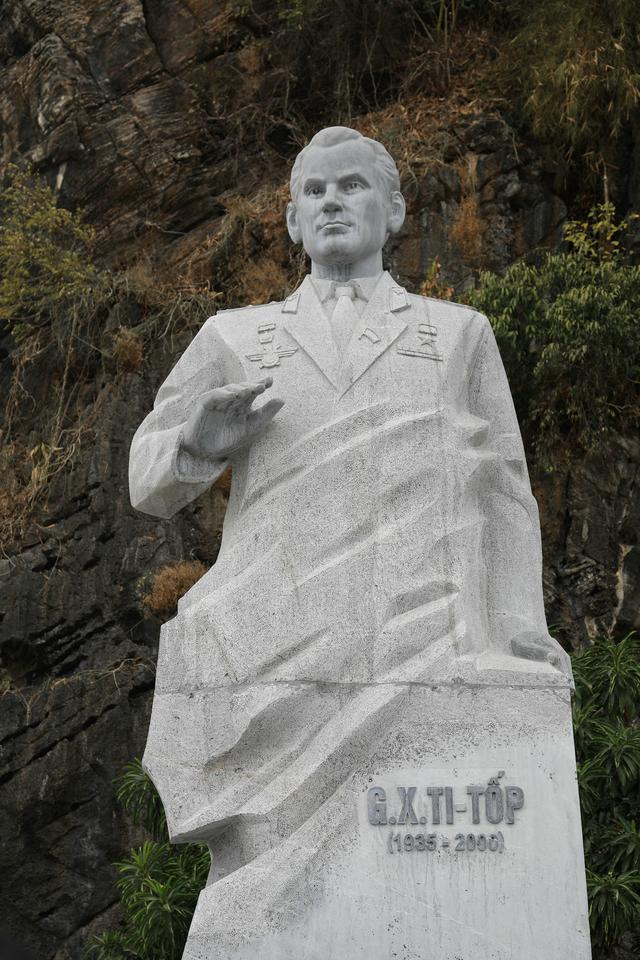 这里虽然风景如画人们生活的却很凄惨没日没夜的追着大船讨生活