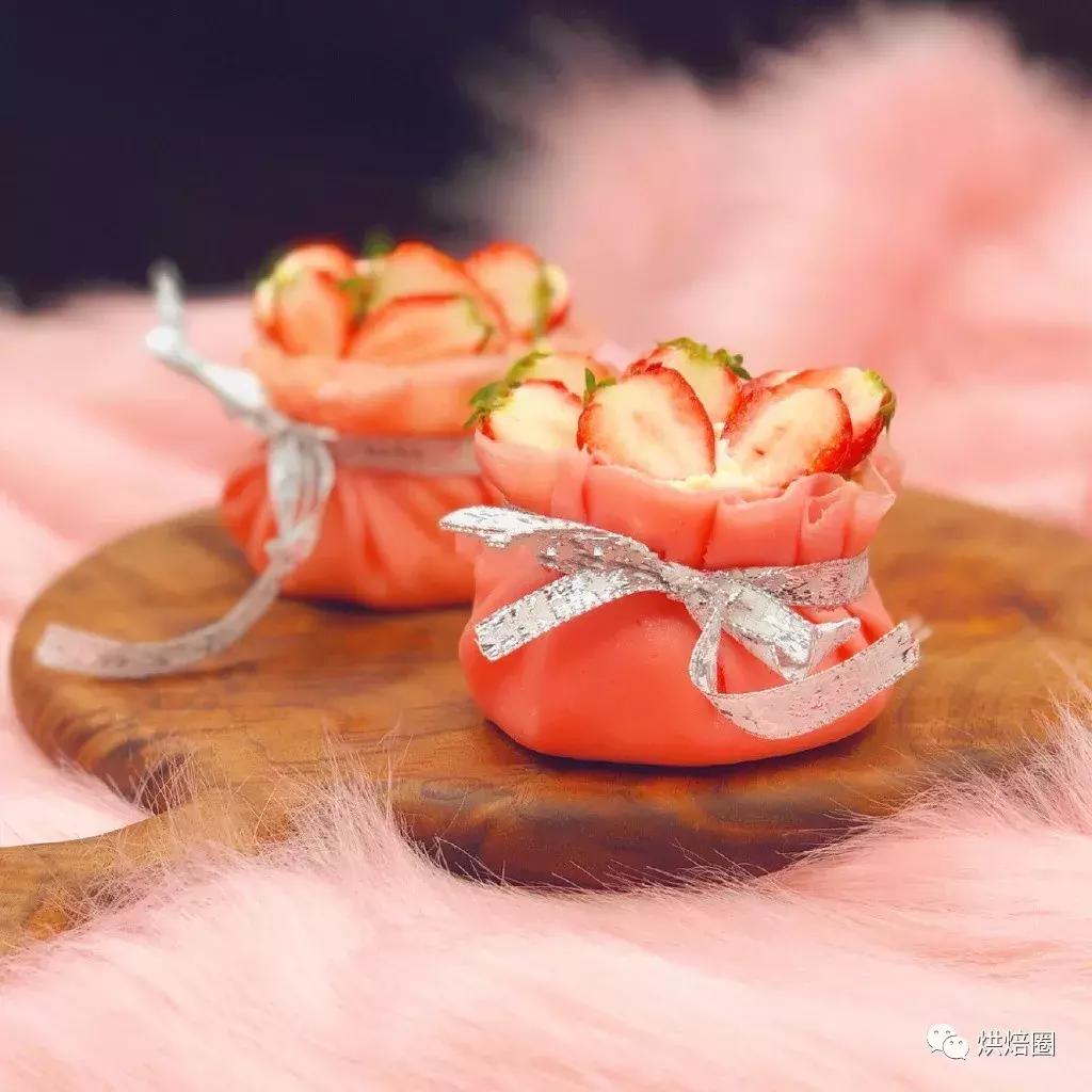 过年做的福袋卷蛋糕被亲戚夸惨了送给正月的寿星寓意好又漂亮~