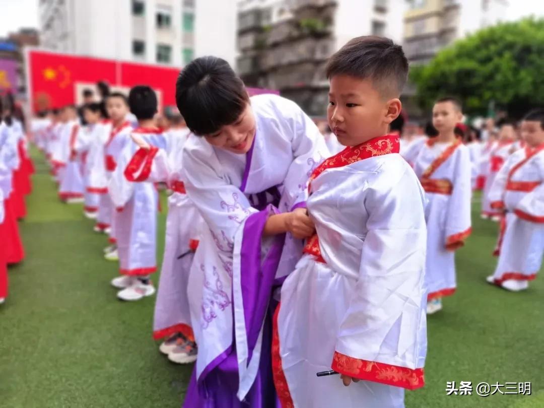 幸福七色花丨开笔添智，慧悦人生——三明学院附属小学一年段“七色花”年段特色体验活动