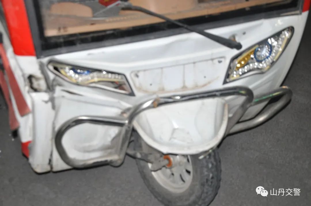 三轮电动车闯红灯，砰砰砰！被撞还全责！