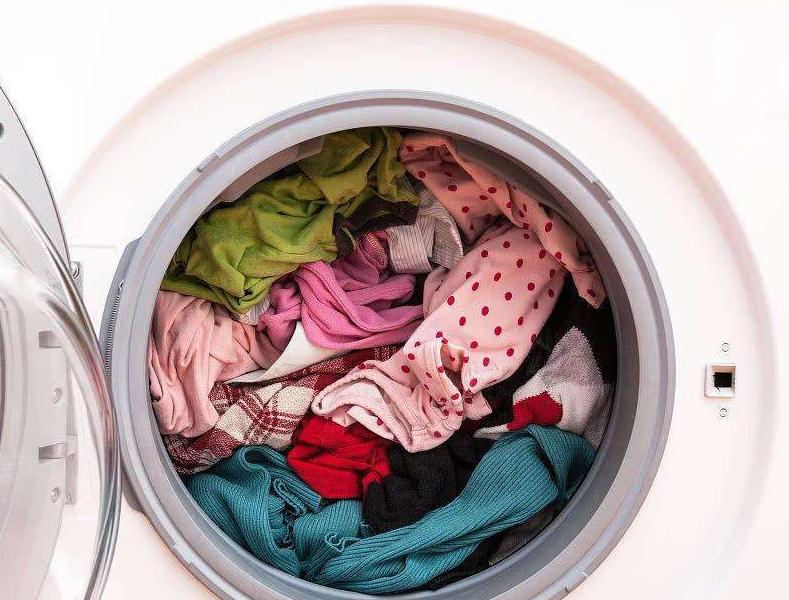 衣服太脏必须洗完再丢洗衣机,洗衣机里放塑料瓶要不要装水