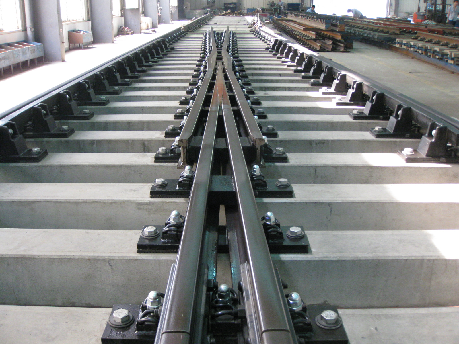 为什么火车铁轨下面要铺碎石子,为什么铁轨下面要铺轨枕和石子