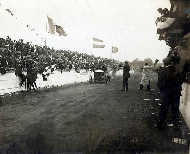 f1赛车终点旗颜色,f1比赛旗帜各代表什么