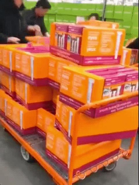 优衣库回应联名款被哄抢,被抢购优衣库衣服图片