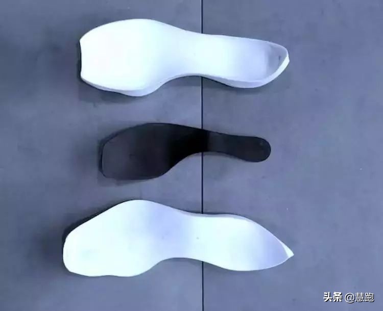 耐克碳板跑鞋是什么黑科技,耐克跑步鞋男款减震回弹透气