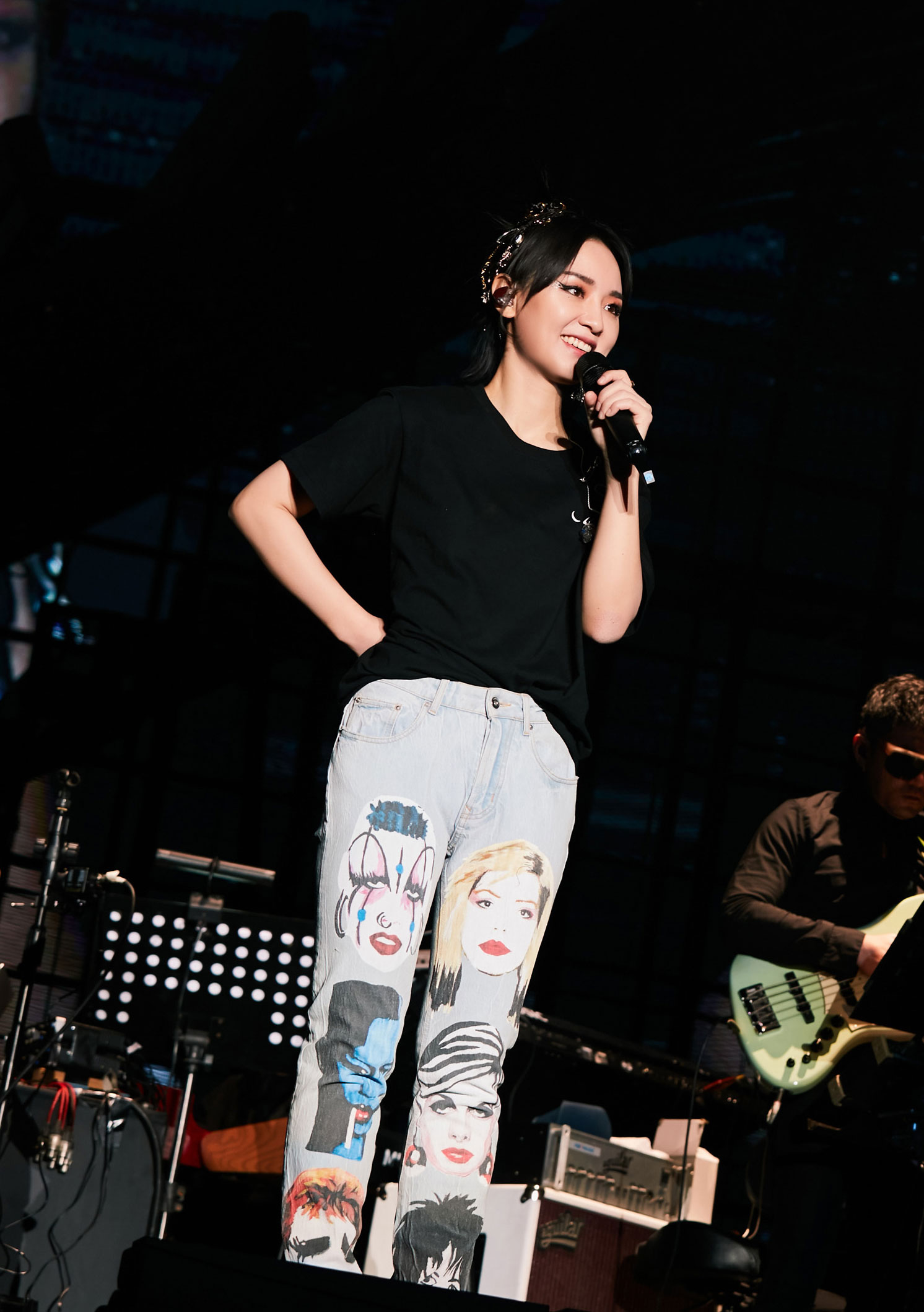 周笔畅黑色露腰造型同款衣服,周笔畅穿搭风格变得更美了