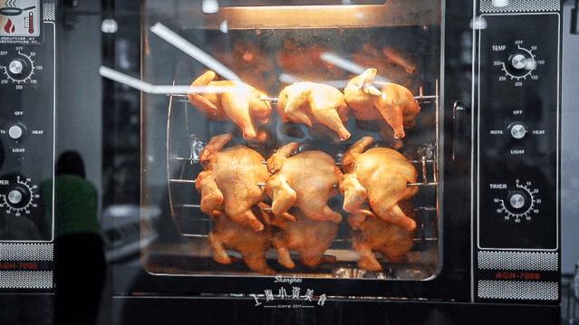 过年去超市囤货,过年没来得及买年货