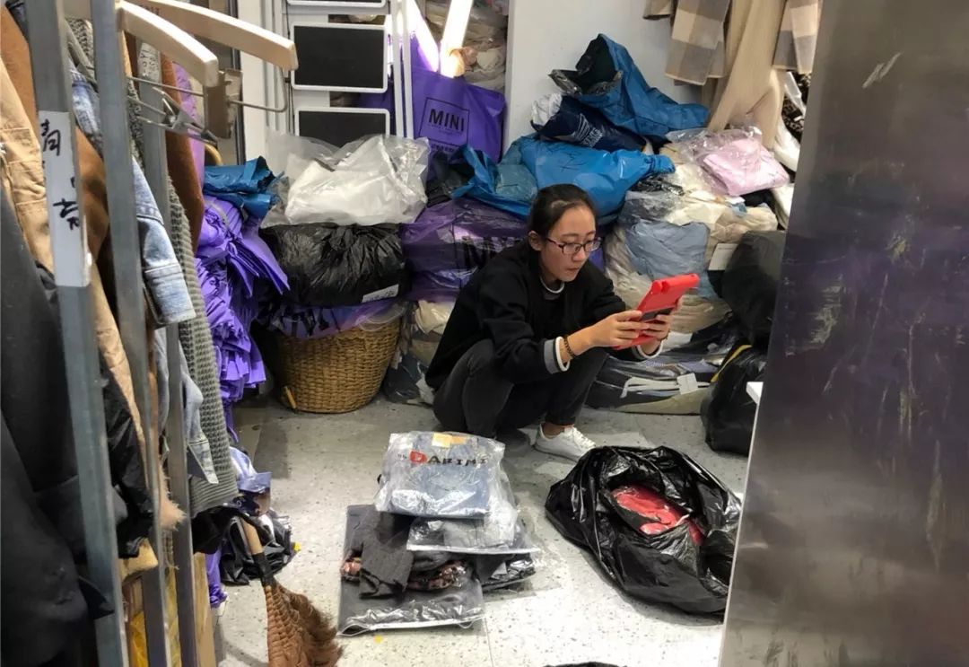 四季青男士毛衣大甩卖宽松轻薄,四季青女装清仓特价毛衣白色