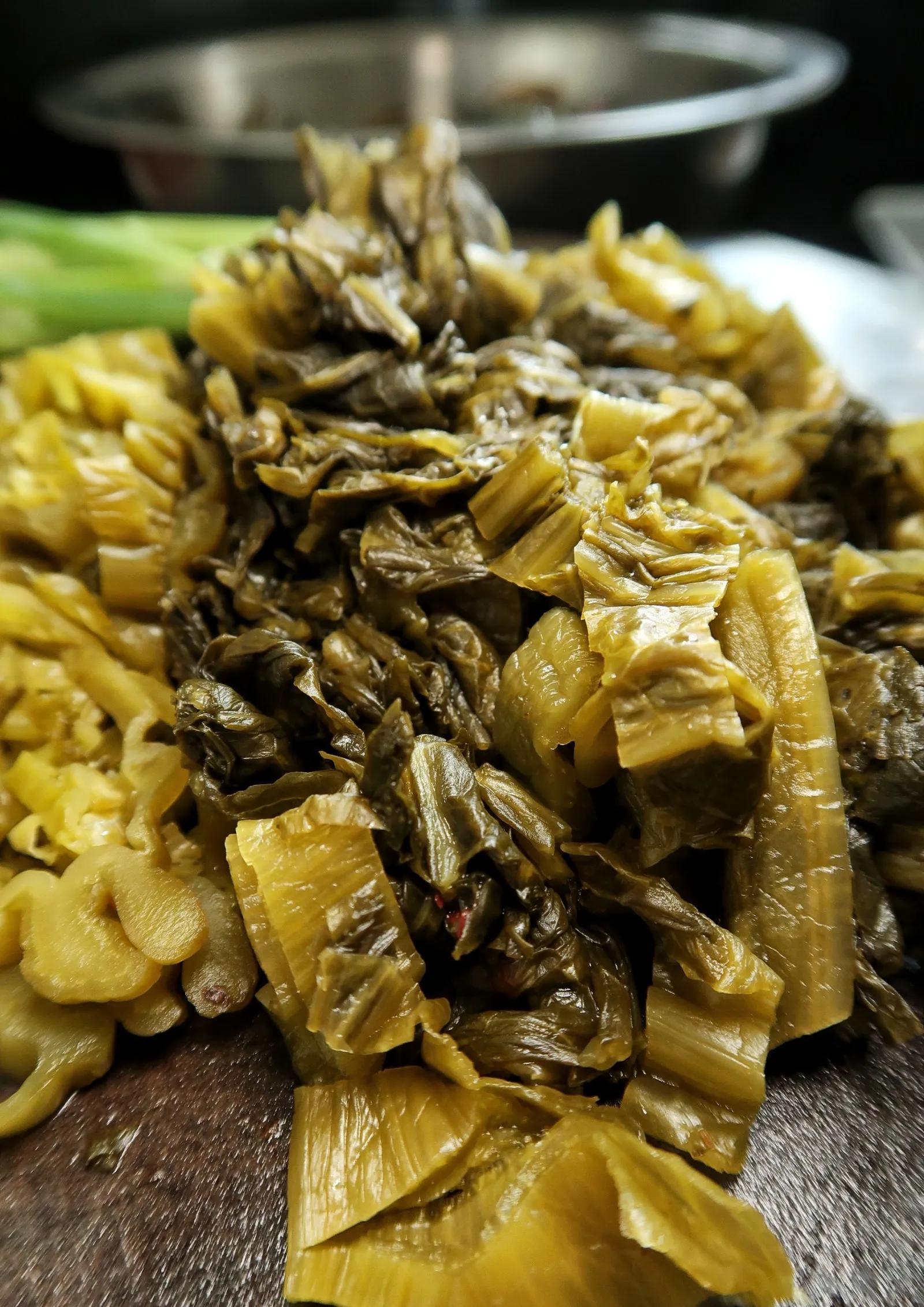 黄辣丁拿盐巴和料酒腌渍搓洗,它胡子刺很利,要格外小心。