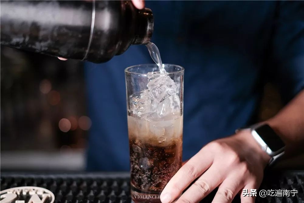 江北大道一家“特别”的酒吧，走进去发现全是外国人