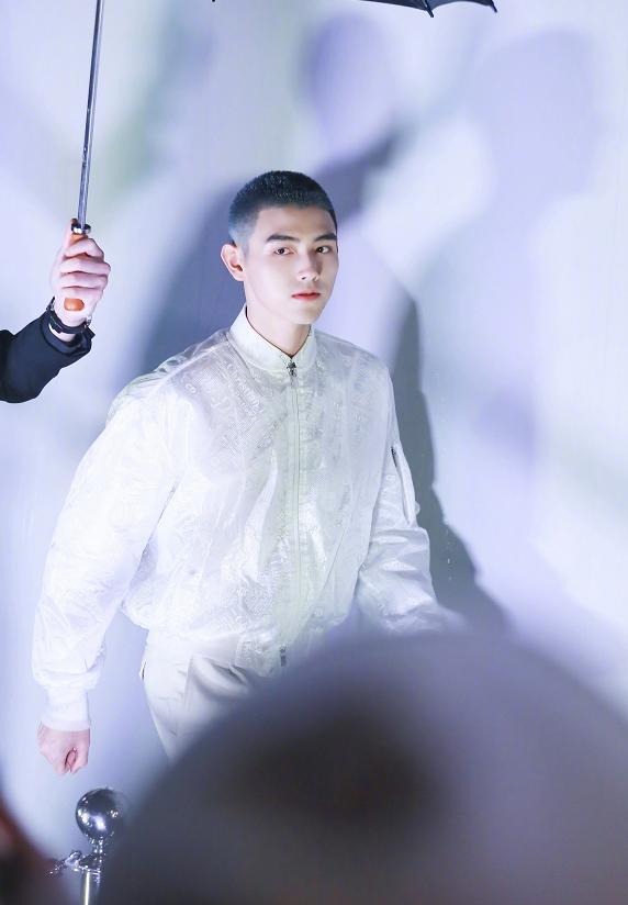 陈飞宇银发西装造型,陈飞宇黑西装金头发