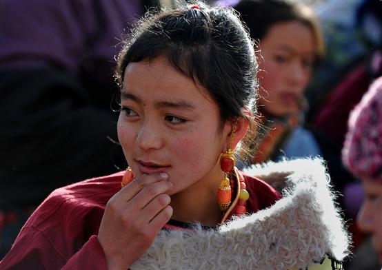 为什么路人会对内向的人吐口水,外国人为什么吐舌头